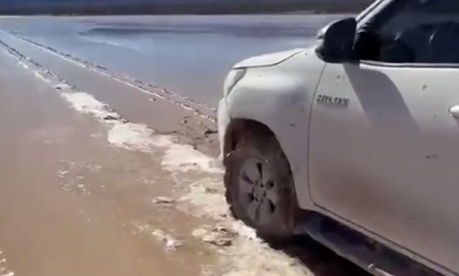 Daños de la camioneta de un mendocino en Pampa del Leoncito (San Juan)