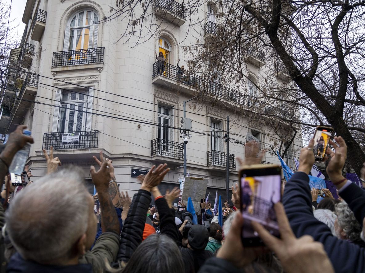 La ex presidenta Cristina Kirchner en el  balcón de su departamento en donde saludó a la militancia.