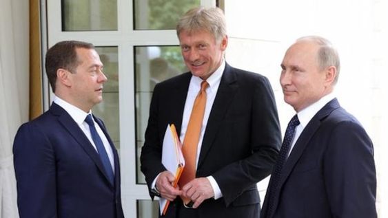 Dmitri Medvedev, Dmitri Peskov y Vladimir Putin en una imagen de archivo.