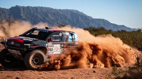 Los Andes | El mendocino Juan Cruz Yacopini (Toyota) junto al navegante español, Dani Oliveras terminó segundo en Arabia Saudita, dond se corrió la primera fecha del Mundial de Bajas FIA.. (Prensa Más Eventos)