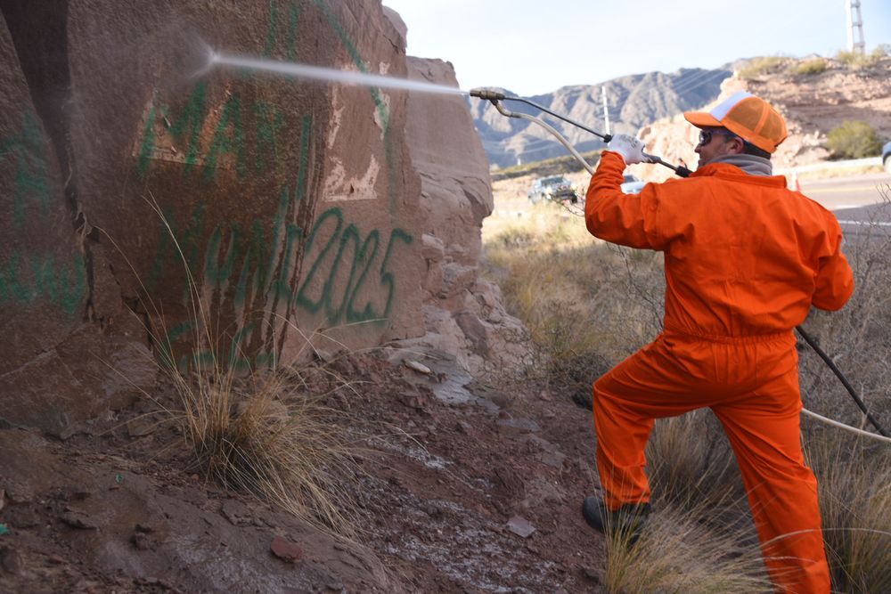 Limpieza de pintadas en las piedras al costado de la ruta 7, en Potrerillos. En el operativo estuvo la vicegobernadora Hebe Casado.