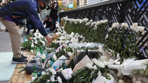 Ciudadanos dejan arreglos florales en recuerdo de las víctimas fatales de la avalancha humana ocurrida durante los festejos de Halloween en Seúl, Corea del Sur.