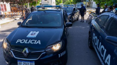 La policía detuvo a cuatro personas en Guaymallén tras una denuncia por violencia de género.