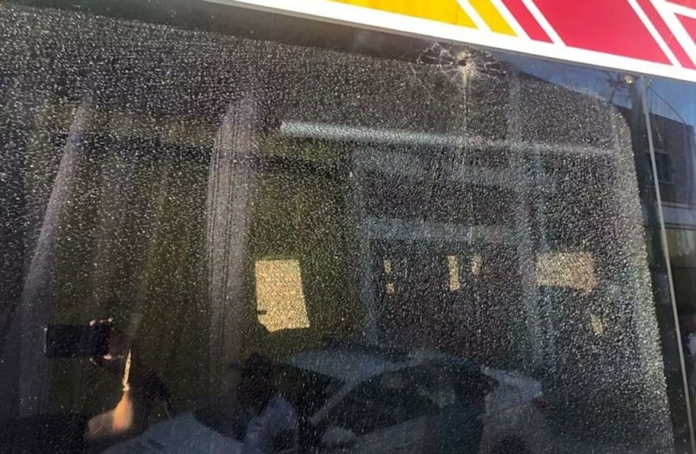 En la previa del duelo por los cuartos de final del Reducido de la Primera Nacional, barras del Gallito apedrearon el vehículo que trasladó a los jugadores del Cervecero al Nuevo Francisco Urbano. / Gentileza.