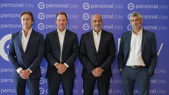 De izquierda a derecha: Juan Parma, CEO de Banco Macro, Jorge Brito, Presidente de Banco Macro,Roberto Nobile, CEO de Personal, y Martín Heine, CEO de Personal Pay.