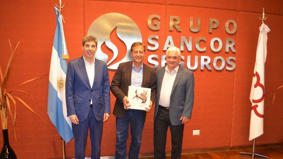 El Gobernador de Mendoza flanqueado por el CEO (izquierda) y el Presidente (derecha) del Grupo Sancor Seguros. Foto: gentileza Sancor Seguros