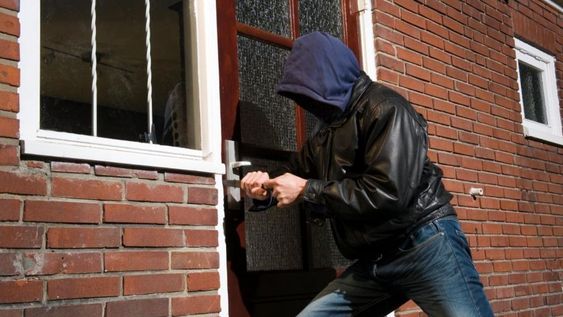 Es importante evitar difundir en tiempo real la ubicación cuando no estamos en casa.