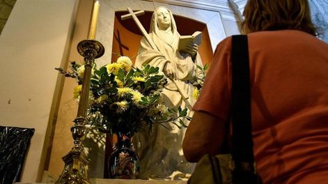 Fieles en la basílica de Nuestra Señora de la Piedad, en el barrio porteño de San Nicolás, donde descansan los restos de María Antonia de Paz y Figueroa. Foto: Eliana Obregón / Télam.