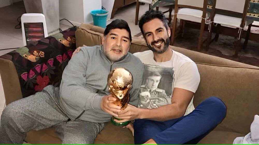El neurocirujano Leopoldo Luque junto a Diego Maradona