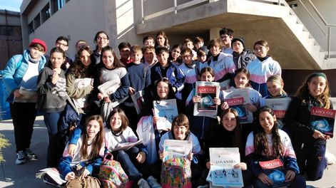 Todos los chicos de 7º grado de la escuela Nº 1-220 “Misiones”, de Godoy Cruz, acompañados por sus docentes, Romina Ramírez, Ana Laura Irusta y Cintia Puig.