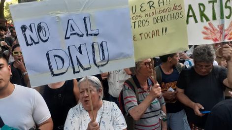 Los Andes | Unas 600 personas se manifestaron en Peatonal y San Martín con un “Cacerolazo cultural” contra el DNU. Foto: José Gutierrez / Los Andes