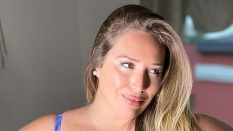 Mar Tarres posó desde la cama y con poca ropa