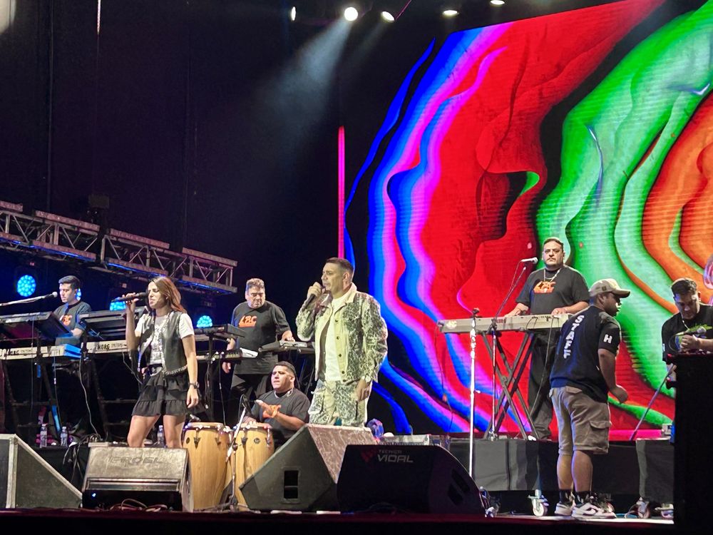 Euge Quevedo y LBC llevaron todo el ritmo del cuarteto al escenario y lograron que nadie se quedara quieto en el cierre de la Fiesta. 