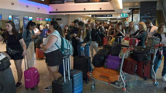 Temporada de vacaciones: qué alimentos se pueden ingresar a Argentina y cuáles no. Turistas en el aeropuerto regresan de sus vacaciones. Foto. Orlando Pelichotti