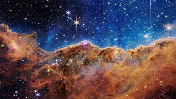 Nebulosa de Etha Carinae: La nebulosa de la Quilla, también llamada nebulosa de Carina, nebulosa de Eta Carinae o NGC 3372, es una gran nebulosa de emisión que rodea varios cúmulos abiertos de estrellas. Entre estas estrellas se encuentran Eta Carinae una de las estrellas más masivas y más luminosas en la Vía Láctea