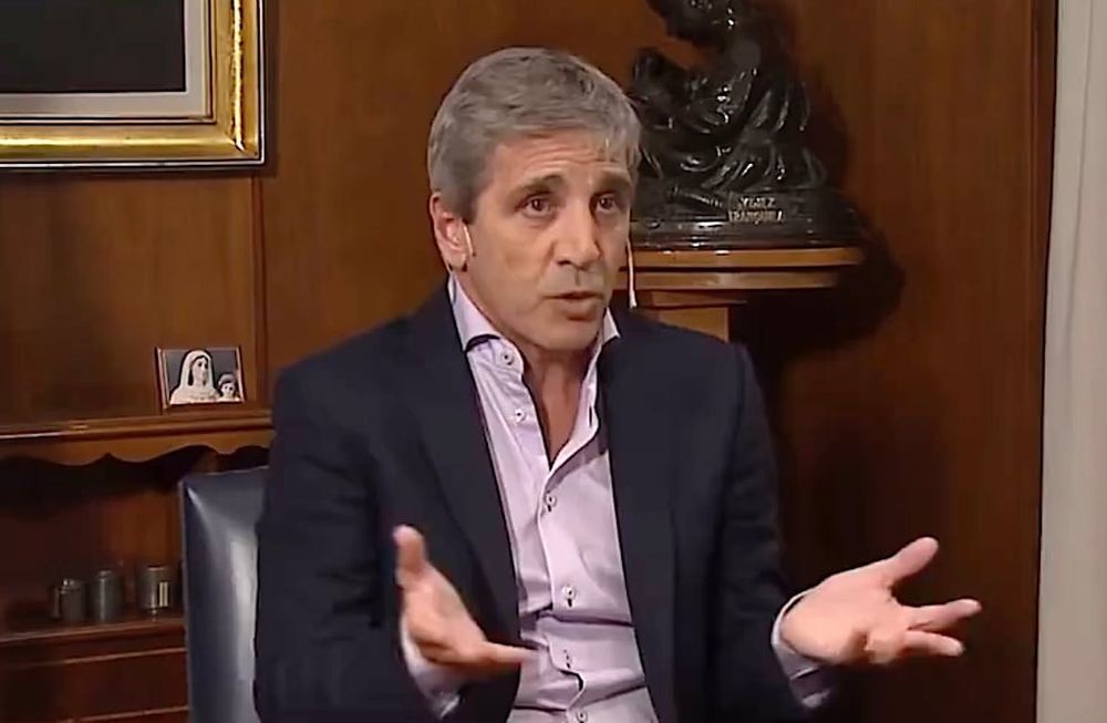 El ministro de Economía, Luis Caputo, habló sobre jubilaciones, subsidios, inflación e Impuesto a la Ganancias en una entrevista con TN. Foto: Captura de video