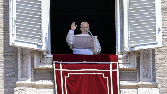 El Papa León XIV reza el Ángelus desde la ventana de su despacho con vistas a la Plaza de San Pedro, en la Ciudad del Vaticano, el 6 de julio de 2025.
