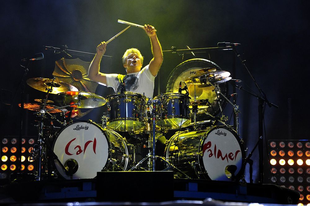 El baterista Carl Palmer recrea en vivo y con apoyo de grabaciones de 1992 un concierto de la banda de rock progresivo que integró: Emerson, Lake and Palmer. 