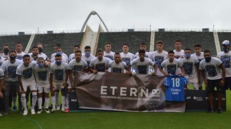 El plantel de Godoy homenajeó al desaparecido delantero Santiago García.