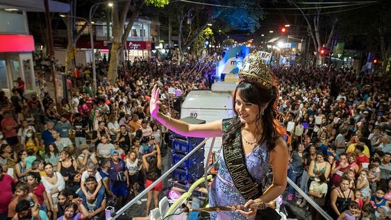 Miles de espectadores se acercaron a los carros vendimiales buscando llevarse un souvenir y ver de cerca a las soberanas, que desparramaron saludos y obsequios. Foto: Ignacio Blanco / Los Andes