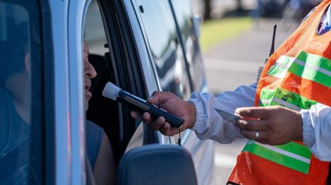 Durante los festejos de fin de año, en sólo 48 horas, 54 conductores fueron detectados circulando con más nivel de alcohol en sangre del permitido. Controles de alcoholemia en Mendoza. Prensa Gobierno