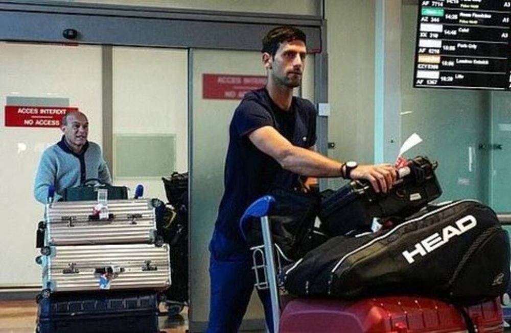 Djokovic en el aeropuerto en Melbourne.