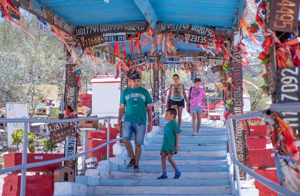 El Paraje Difunta Correa ubicado en la localidad de Vallecitos en la  provincia de San Juan recibe al año a miles de devotos que peregrinan cumpliendo promesas a causa de los milagros recibidos. Entre estos en un año particular para el futbol argentino, el presidente de la AFA se hizo presente con la Copa del mundo que obtuvo la Selección Argentina en el mundial Katar 2022.Vistas generales del santuario.Foto: Mariana Villa / Los Andes