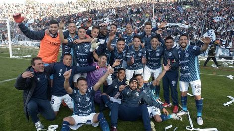 Los Andes | El festejo del plantel de Independiente Rivadavia. / LOS ANDES