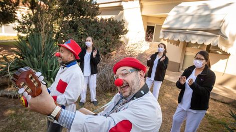 Los Andes | Los payasos de hospital de OSEP ofrecen “serenatas a la carta”, adaptadas a las necesidades de cada paciente internado. Foto: Ignacio Blanco / Los Andes