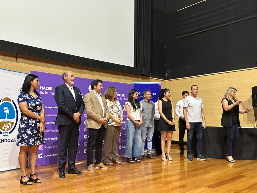 Entrega de licencias profesionales al grupo de mujeres.