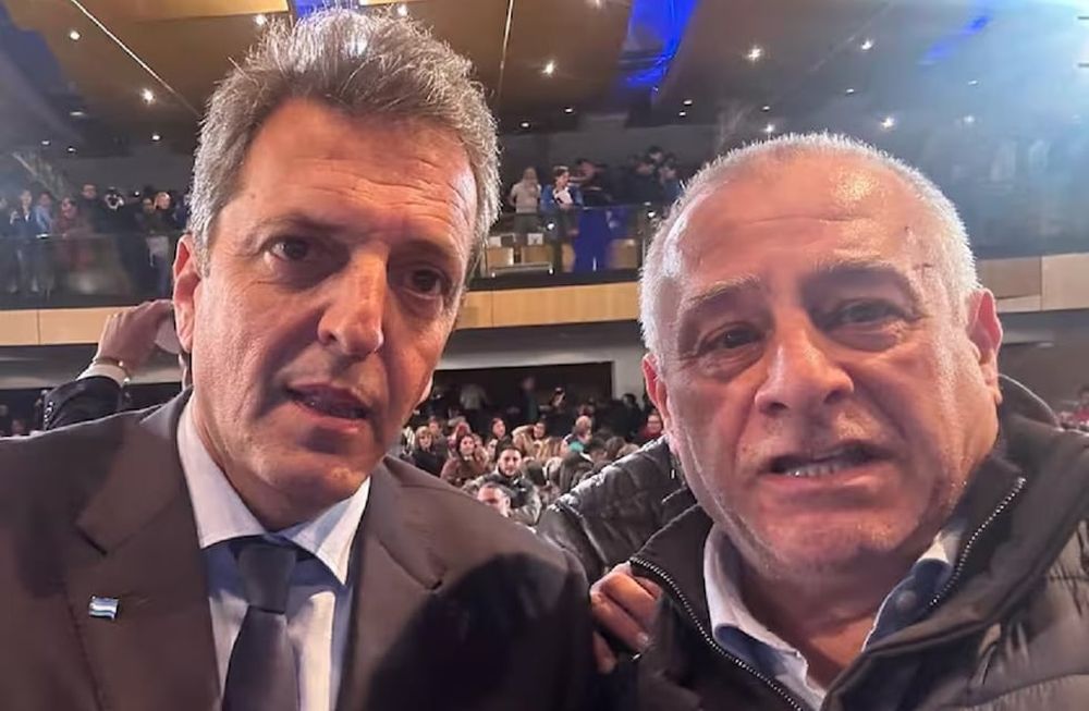 El sindicalista Edgardo Llano (APA) se fue de vacaciones a España antes del paro de Aerolíneas Argentinas (Foto junto a Sergio Massa / gentileza)