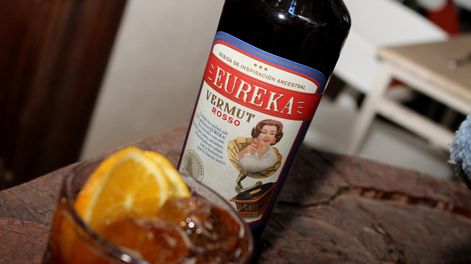 El vermut de The Wine Plan se elabora en Rivadavia con base de vino y botánicos mendocinos.