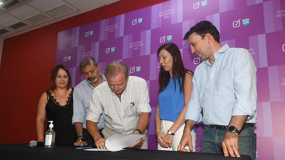 En el comité provincia de la Unión Cívica Radical de Mendoza se realizó la firma del Frente Cambia Mendoza. Foto: José Gutierrez / Los Andes
