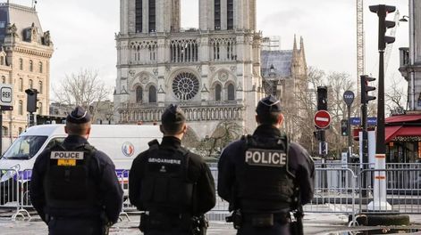 Los Andes | Agentes de policía custodian el perímetro de seguridad alrededor de Notre Dame de París, Francia. EFE/EPA/TERESA SUAREZ