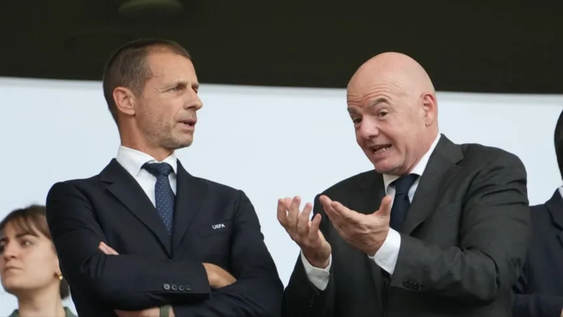 El presidente de la UEFA Aleksander Ceferin y Gianni Infantino, mandatario de la FIFA.