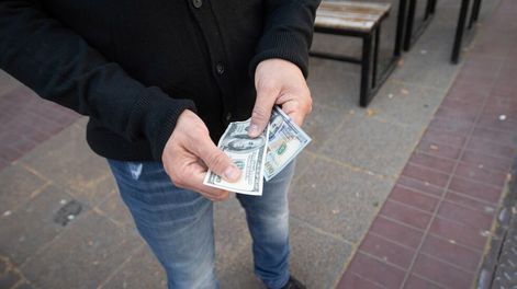 Los Andes | Aunque se analizaba la posibilidad de que los vendedores de dólar blue frenaran las ventas hasta conocer la nueva cotización, el valor se mantuvo muy similar al del viernes pasado. Foto: Ignacio Blanco / Los Andes