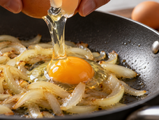 con 1 cebolla y 2 huevos: la receta facil para preparar una cena dorada y cremosa sin usar harina