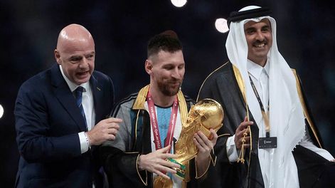 Un abogado y miembro del parlamento de Qatar le ofreció a Messi un millón de dólares por el bisht árabe. - Los Andes