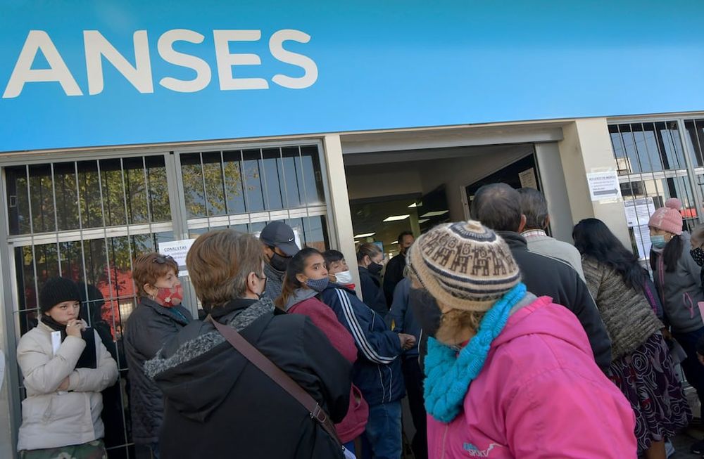 Revisá si cobrás una pensión por vejez para iniciar el trámite y cambiarla por una pensión del adulto mayor, a fin de cobrar un poco más. Foto: Orlando Pelichotti / Los Andes