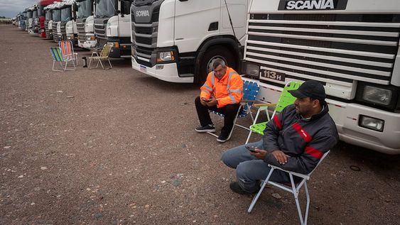 Entre 800 y 1.000 camiones por día dejaron de cruzar al vecino país. Ayer había 1.300 transportistas esperando para cruzar pero sin querer hacerlo. Foto: Ignacio Blanco / Los Andes