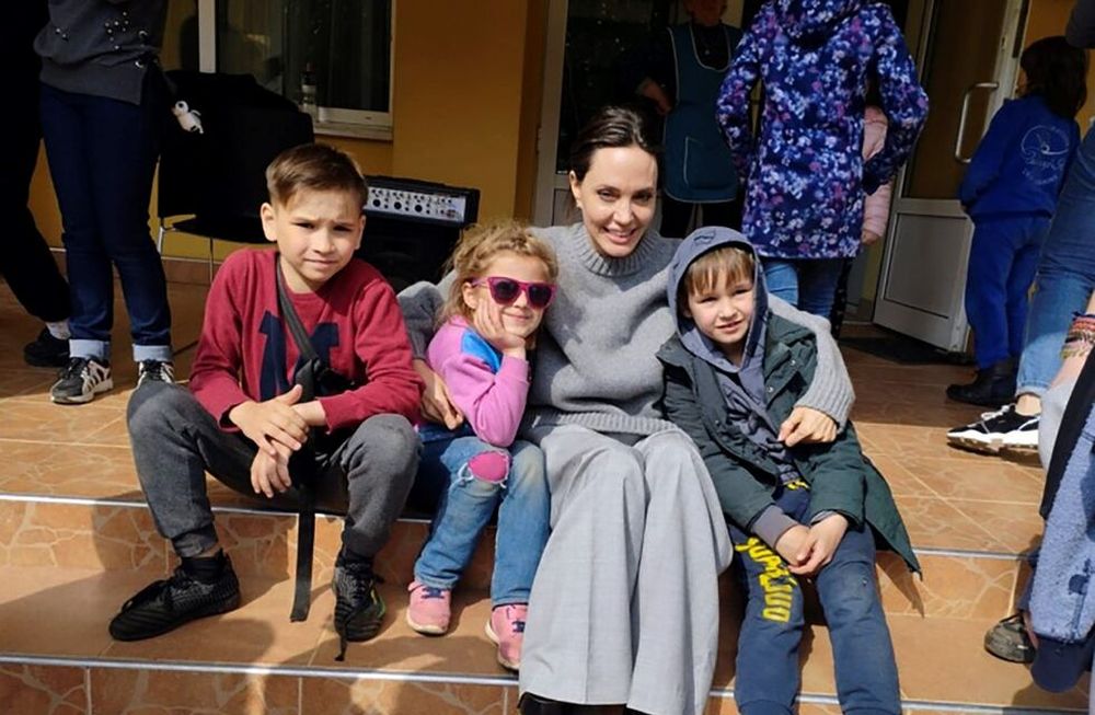 La actriz de Hollywood estuvo en el país europeo para visitar a refugiados, pero debió ocultarse ante las alarmas de bombardeos. AP