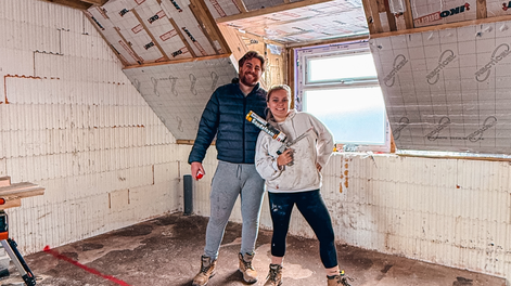 Hannah Bird y su esposo Charlie, ambos de 26 años, compraron un terreno por 70.000 libras en Somerset y decidieron construir su propio hogar.