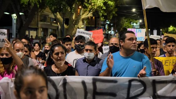 Marcha. Detrás de la bandera Walther Marcolini (con barbijo). A su izquierda Mauricio Cirica, y a la derecha otra hija de la víctima. Foto: Prensa Municipalidad de General Alvear.