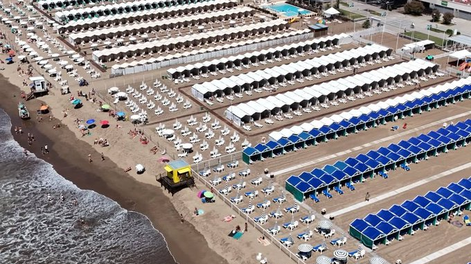Crecen las quejas de bañistas y turistas por la ocupación del espacio público en las playas.&nbsp;