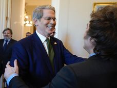 Fotografía cedida por la presidencia de Argentina del mandatario Javier Milei (d), saludando al secretario del Tesoro de EE.UU., Scott Bessent (i)