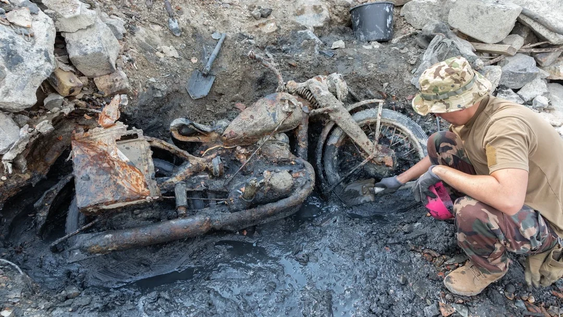 La sequía histórica de un río saca a la luz una moto alemana y restos de soldados de la Segunda Guerra Mundial en Hungría