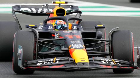 Sergio Checo Pérez consiguió el mejor tiempo y largará el GP de Arabia Saudita desde el primer lugar de la grilla. (AP)