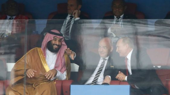 ARCHIVO - El príncipe heredero de Arabia Saudí Mohammed bin Salman (izquierda), el presidente de la FIFA Gianni Infantino (centro) y el presidente de Rusia Vladimir Putin conversa durante el partido inaugural entre Rusia y Arabia Saudí en la Copa Mundial de 2018, en el estadio de Luzhniki, en Moscú, el 14 de junio de 2018. (AP Foto/Hassan Ammar)