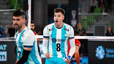 Agustín Loser (8) festeja un tanto en la Selección. A su lado, Facu Conte.