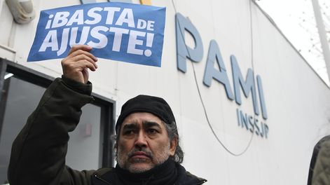 Un numeroso grupo de jubilados invadió hoy a una oficina de Pami en Mendoza en reclamo por su asistencia de salud. Foto: Ramiro Gómez